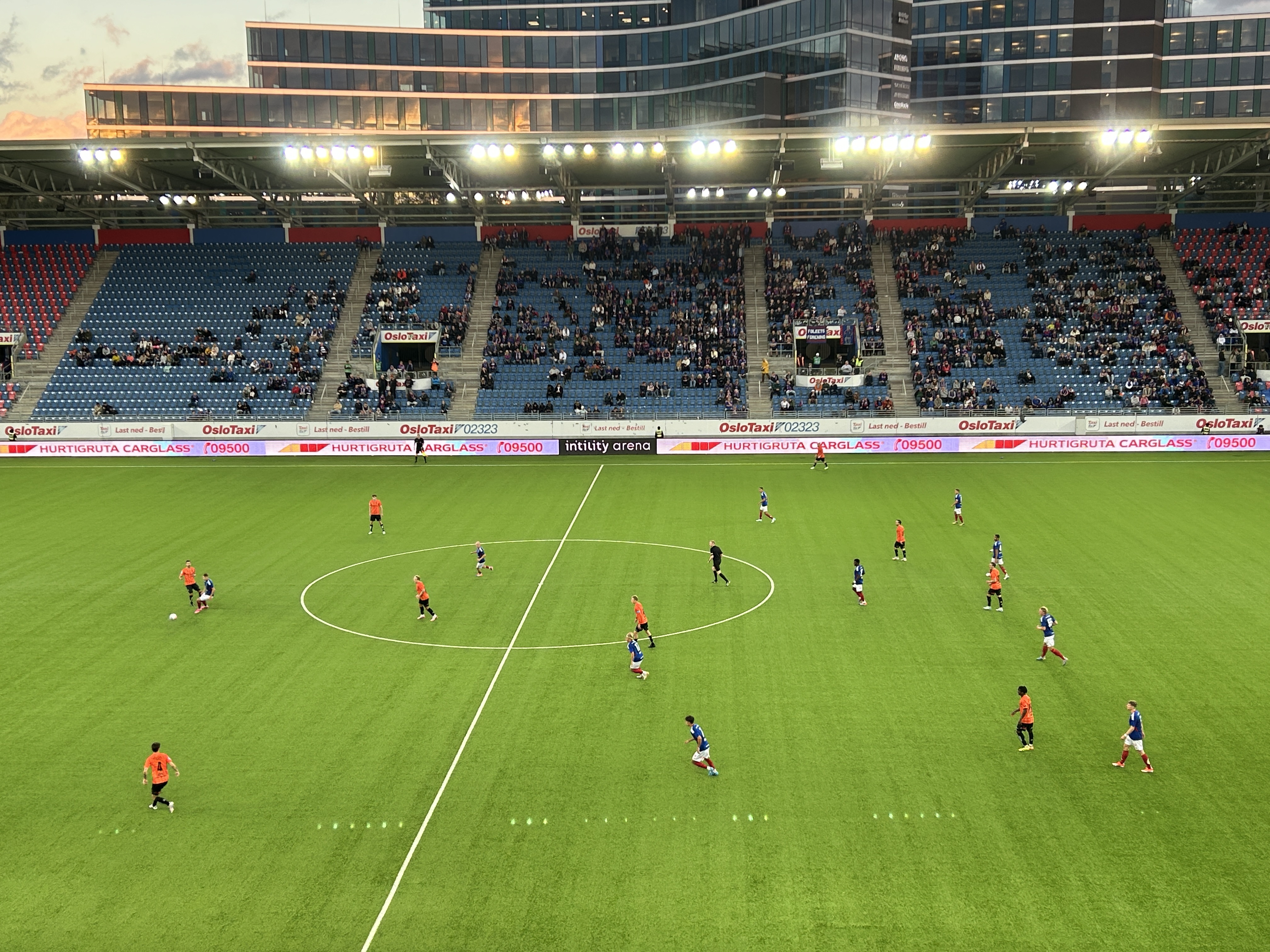 Oversiktsbilde over Intility Arena fra tribuneplass under kampen mellom Vålerenga og Åsane.