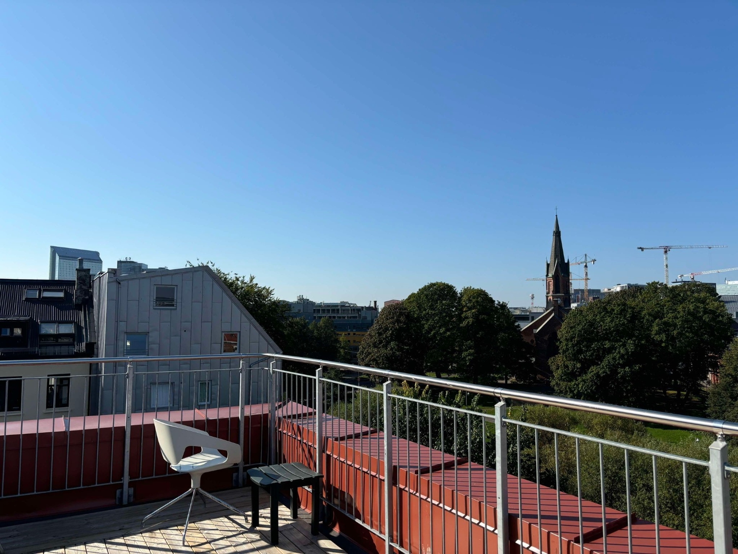 Bilde av utsikt mot kirke fra takterrasse på Grünerløkka