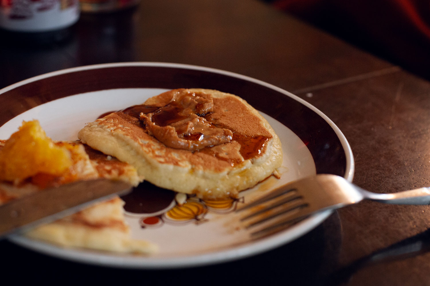 Pannekaker med peanøttsmør og lønnesirup