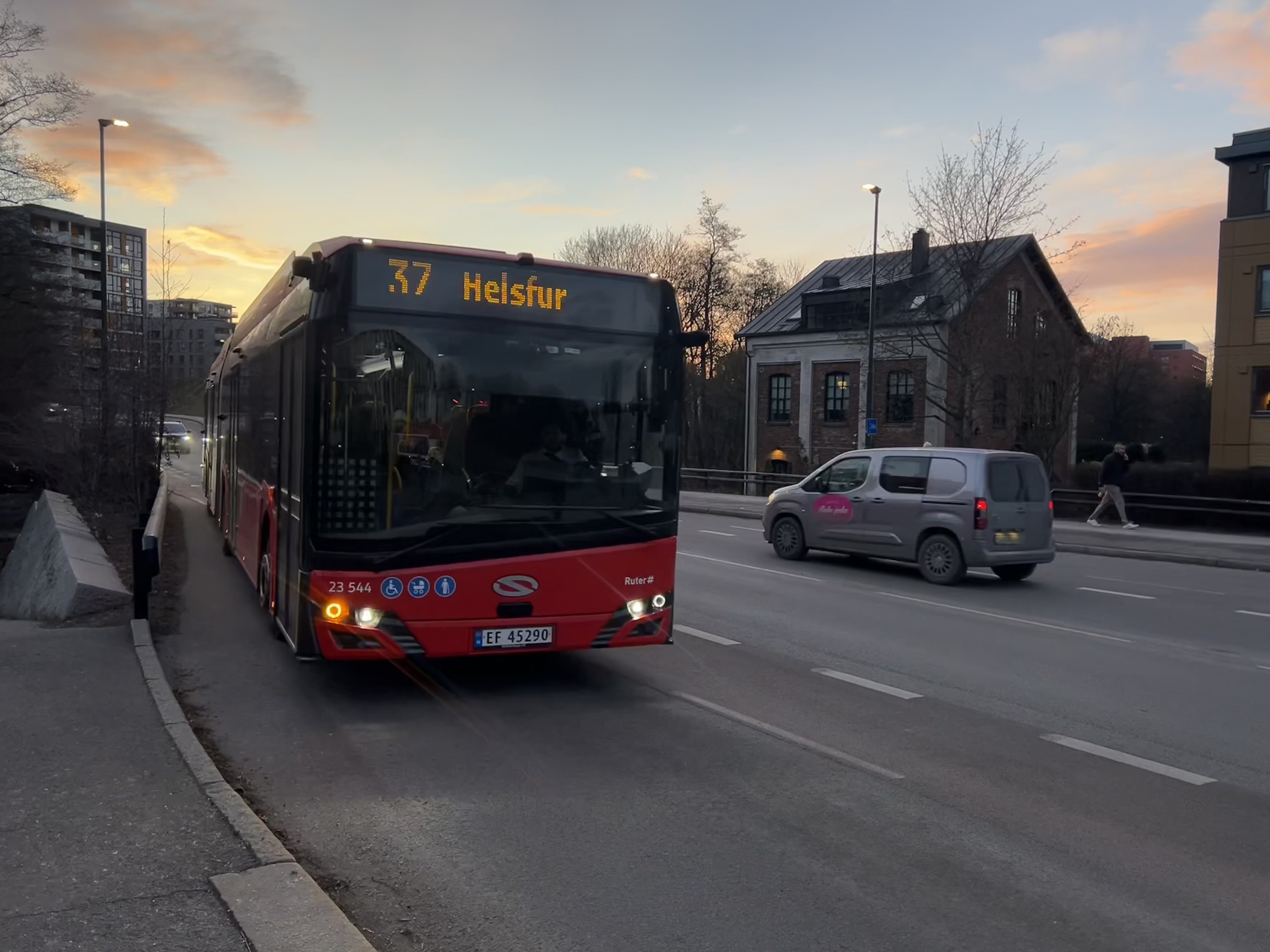 37-bussen som kjører retning Helsfyr, på vei til å stoppe.
