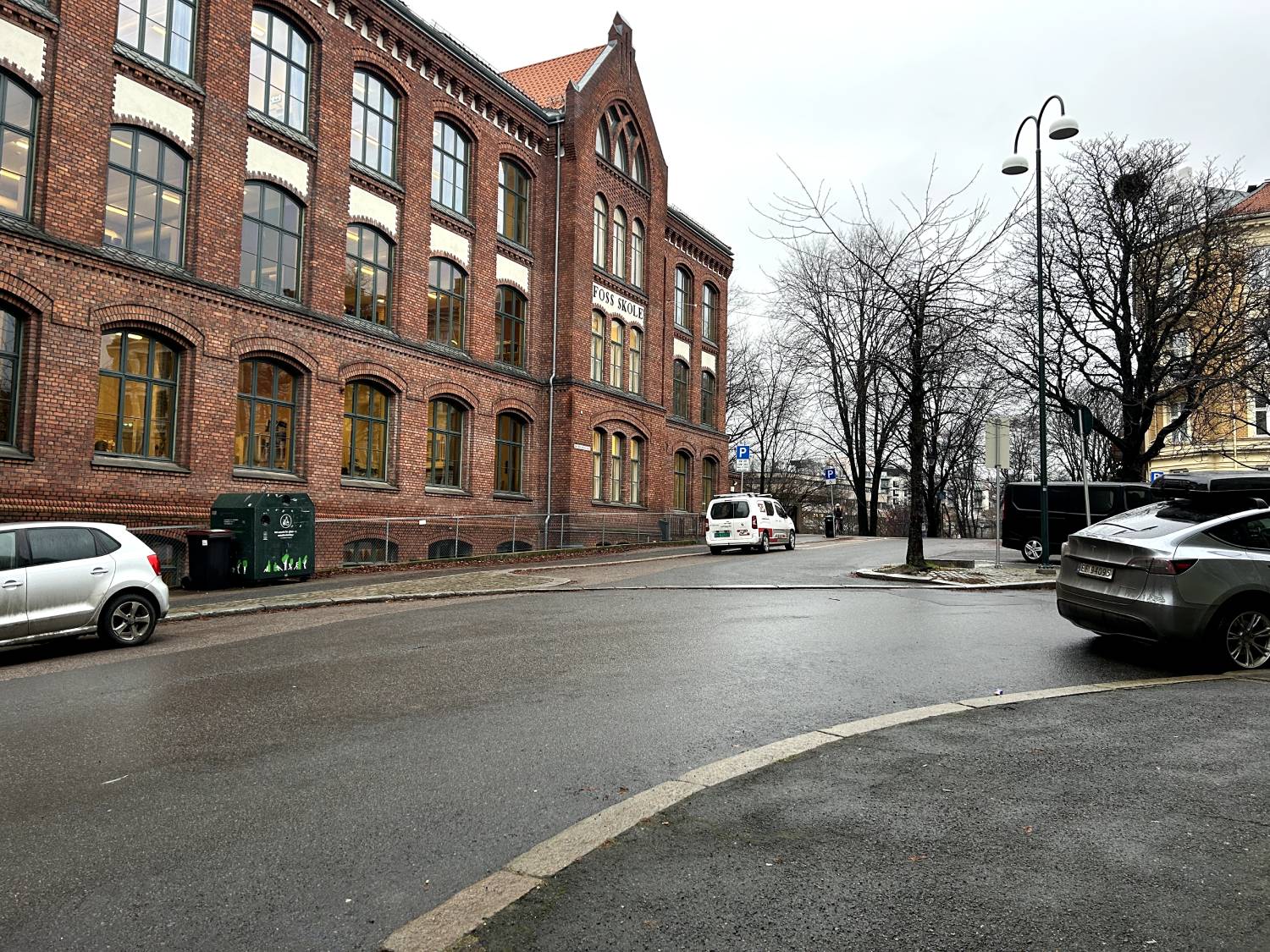 bilde av foss skole (murstein-bygg) fra siden 