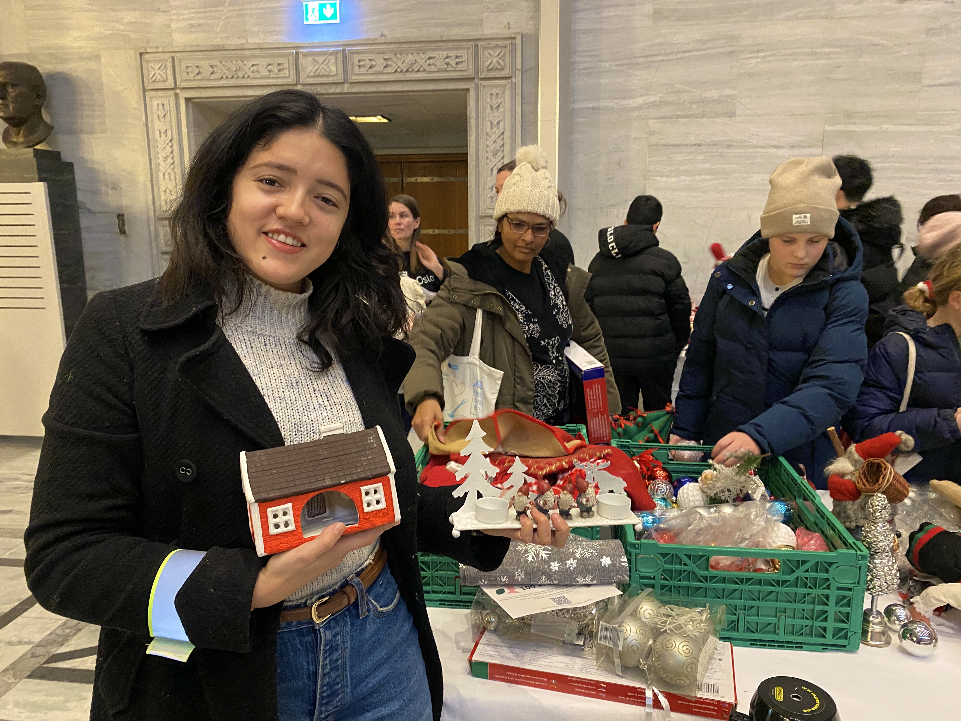 Mariana Gutierrez holder opp diverse juleting hun har fått tak i på julemarkedet. 