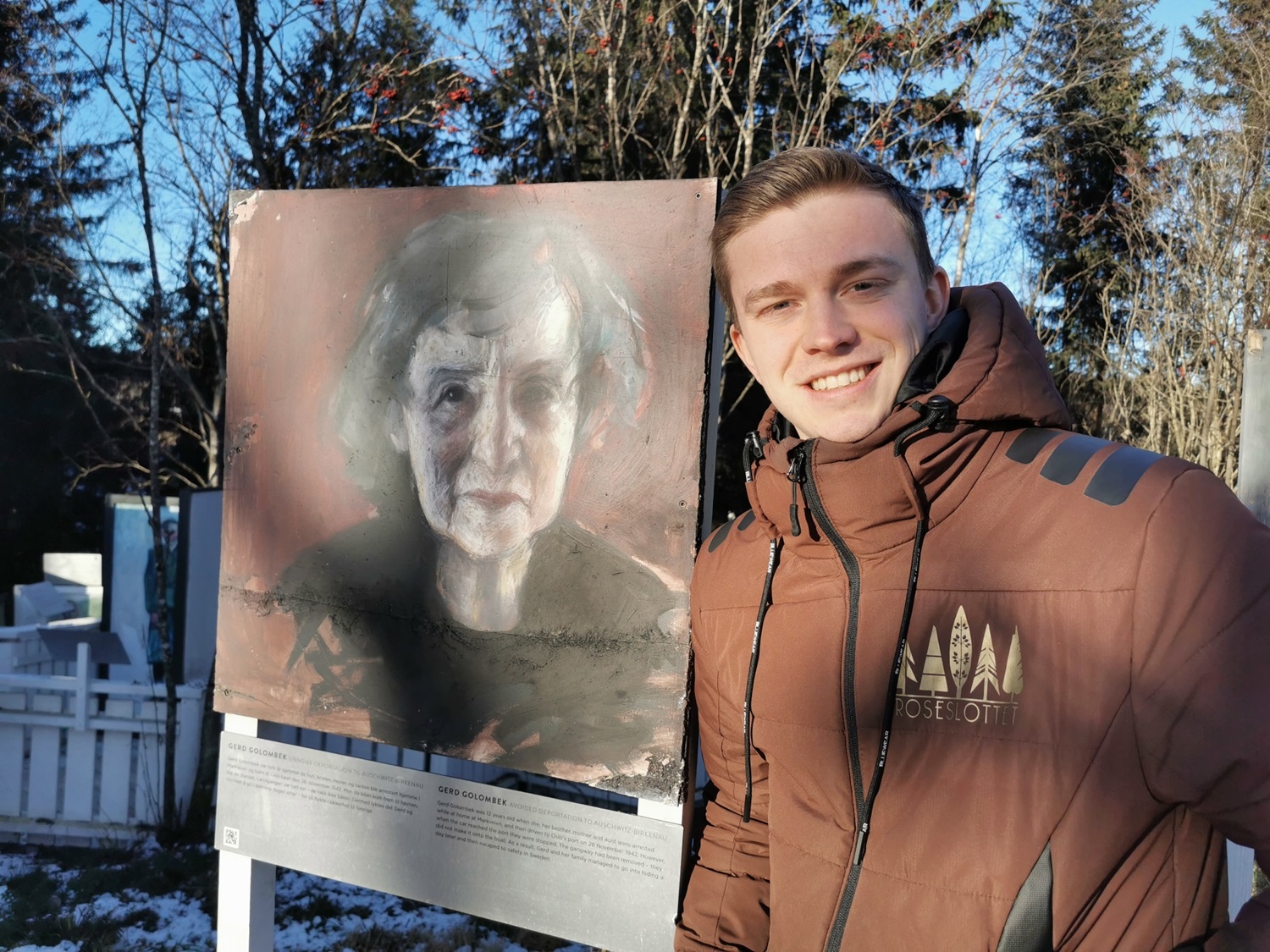 Jon stiller seg ved et maleri av et tidsvitne