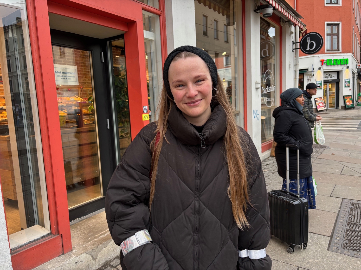 Ei jente med svart boblejakke og pannebånd utenfor Backstube på Grünerløkka