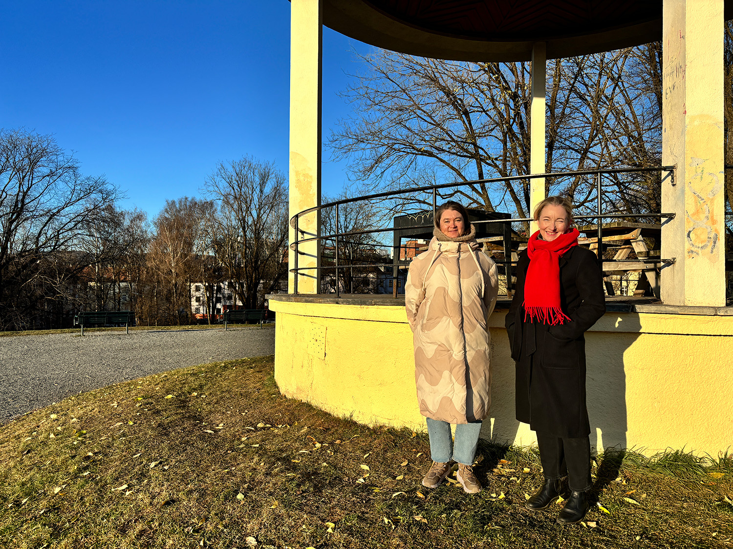 Bildet viser 2 damer foran Torshov paviljongen