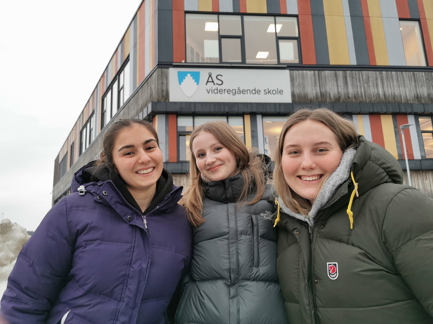 Tre jenter står foran Ås videregående skole