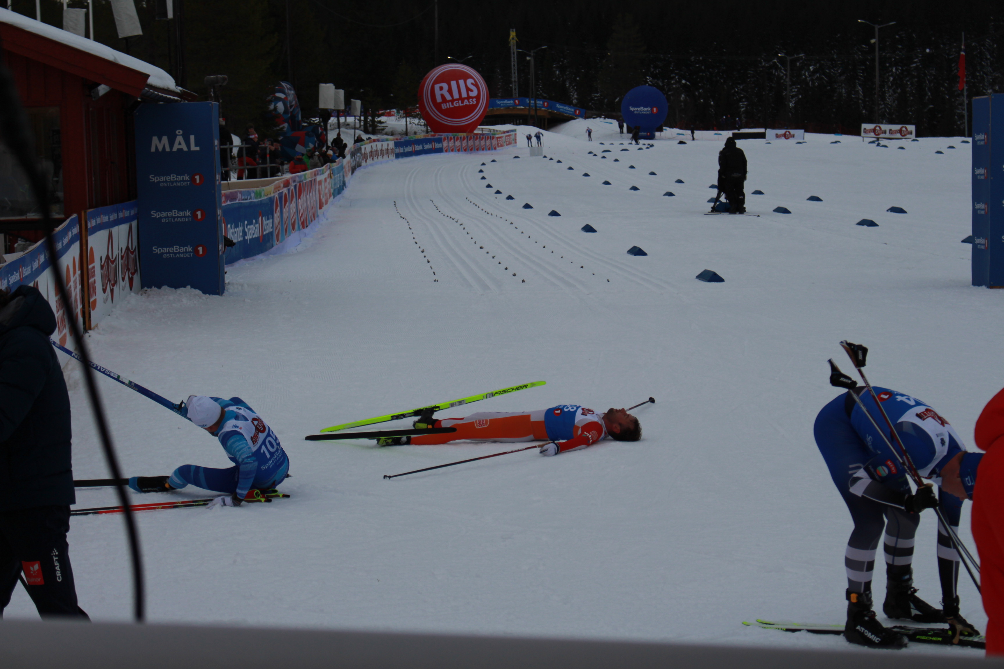 Petter Northug ligger utmattet i målrområdet etter målgang.