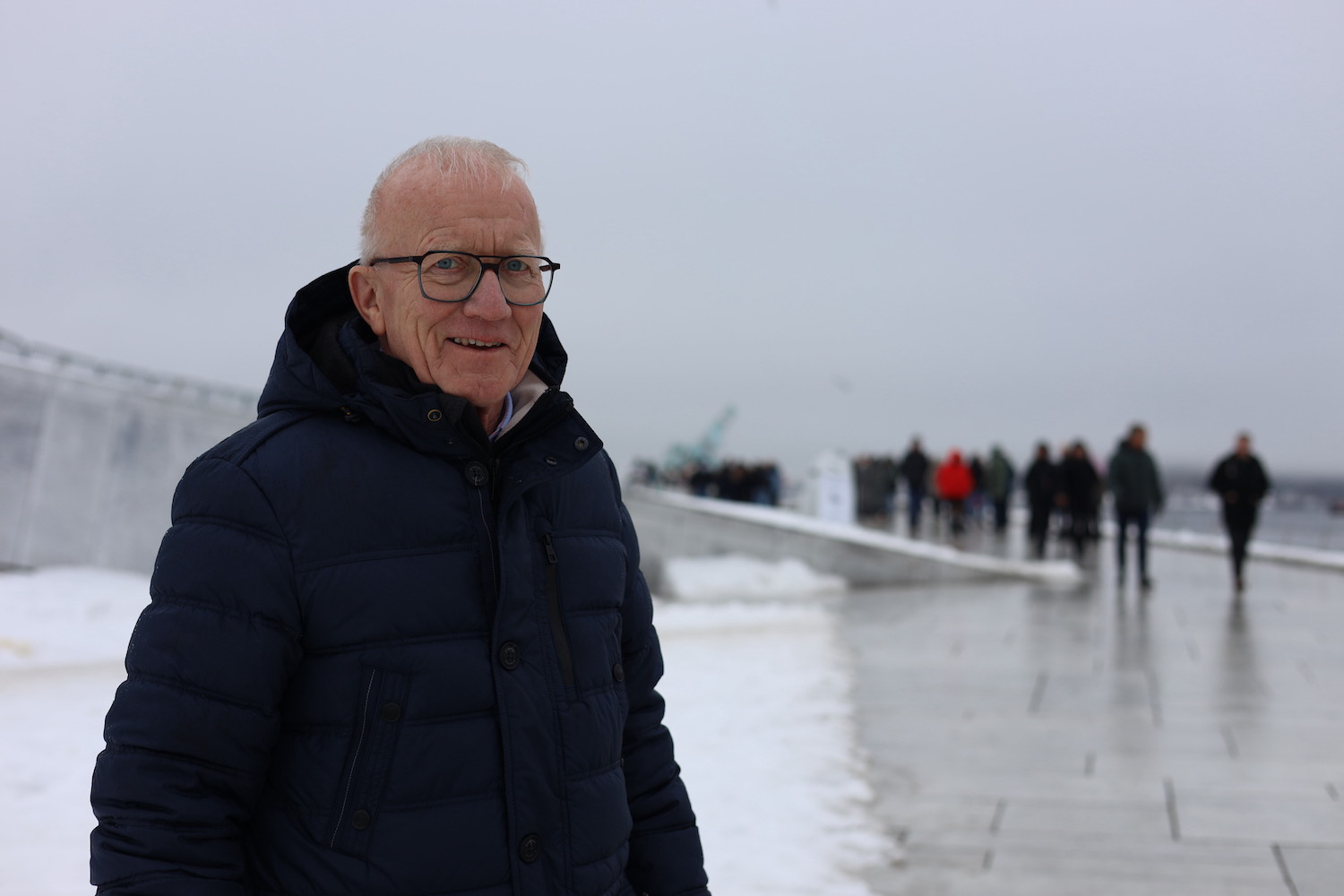 Mann foran Operaen i Oslo.