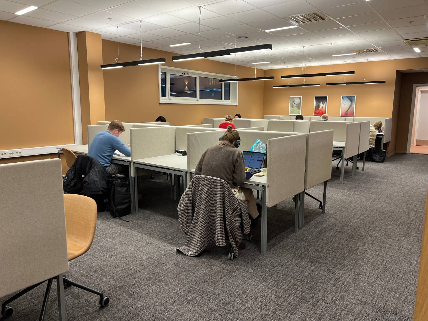 Bilde fra biblioteket i Pilestredet 48. Her kan studentene sitte alene og lese i båser. 