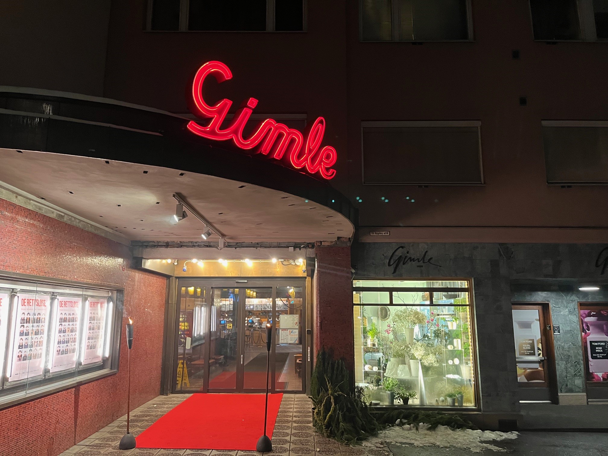 Hovedinngangen til Gimle Kino med rød løper