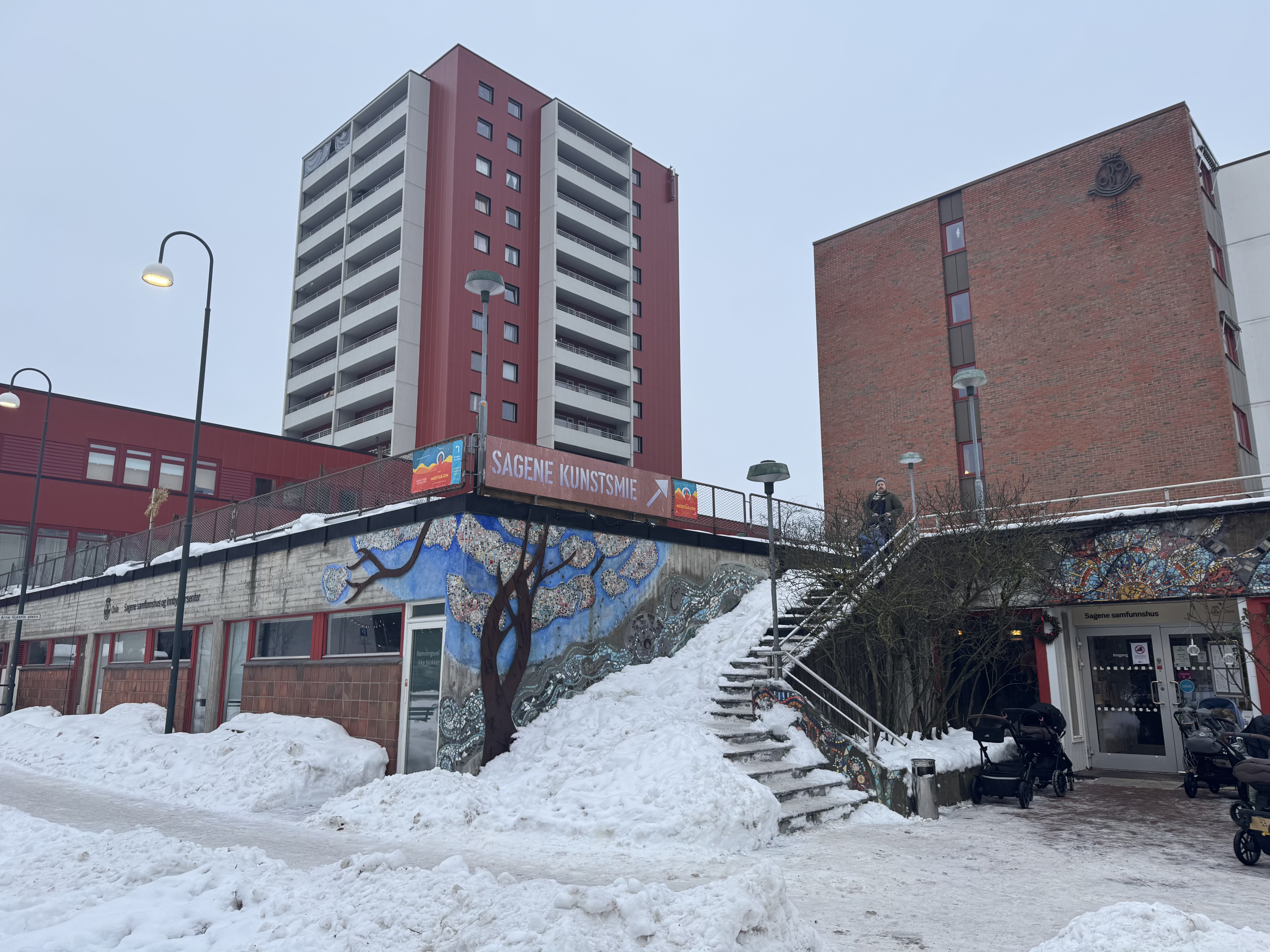 Oversiktsbilde av trappene opp til Sagene kunstsmie