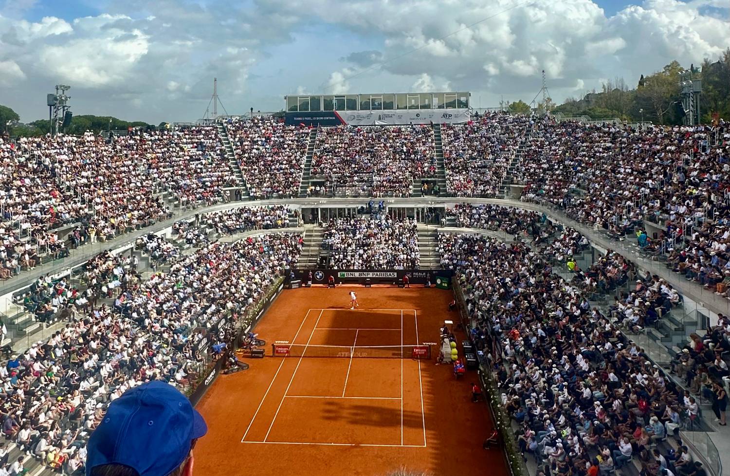 Tennisbane utendørs i Roma, med folk på tribunen