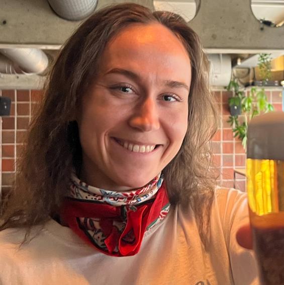 Marie Vesterlid er barsjef i Glassbaren, skåler mot kamera