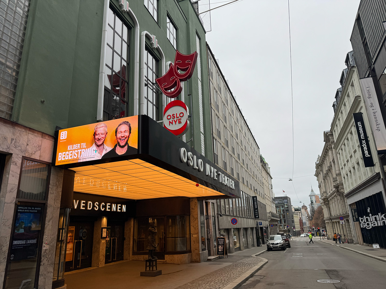 På skjermene utenfor Oslo Nye Teater reklameres det for forestillingen Kilder til begeistring med ett bilde av Odd Magnus og Jacob som smiler