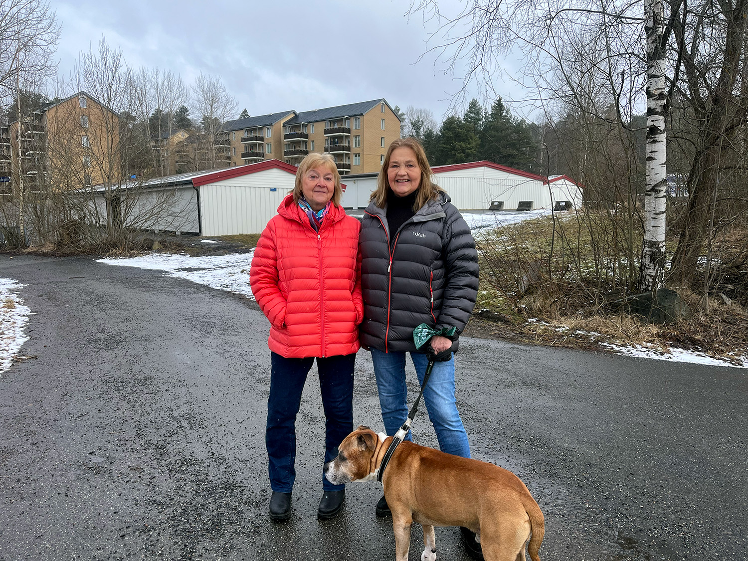 Unni og Ellen smiler til kamera med hunden Kompis foran