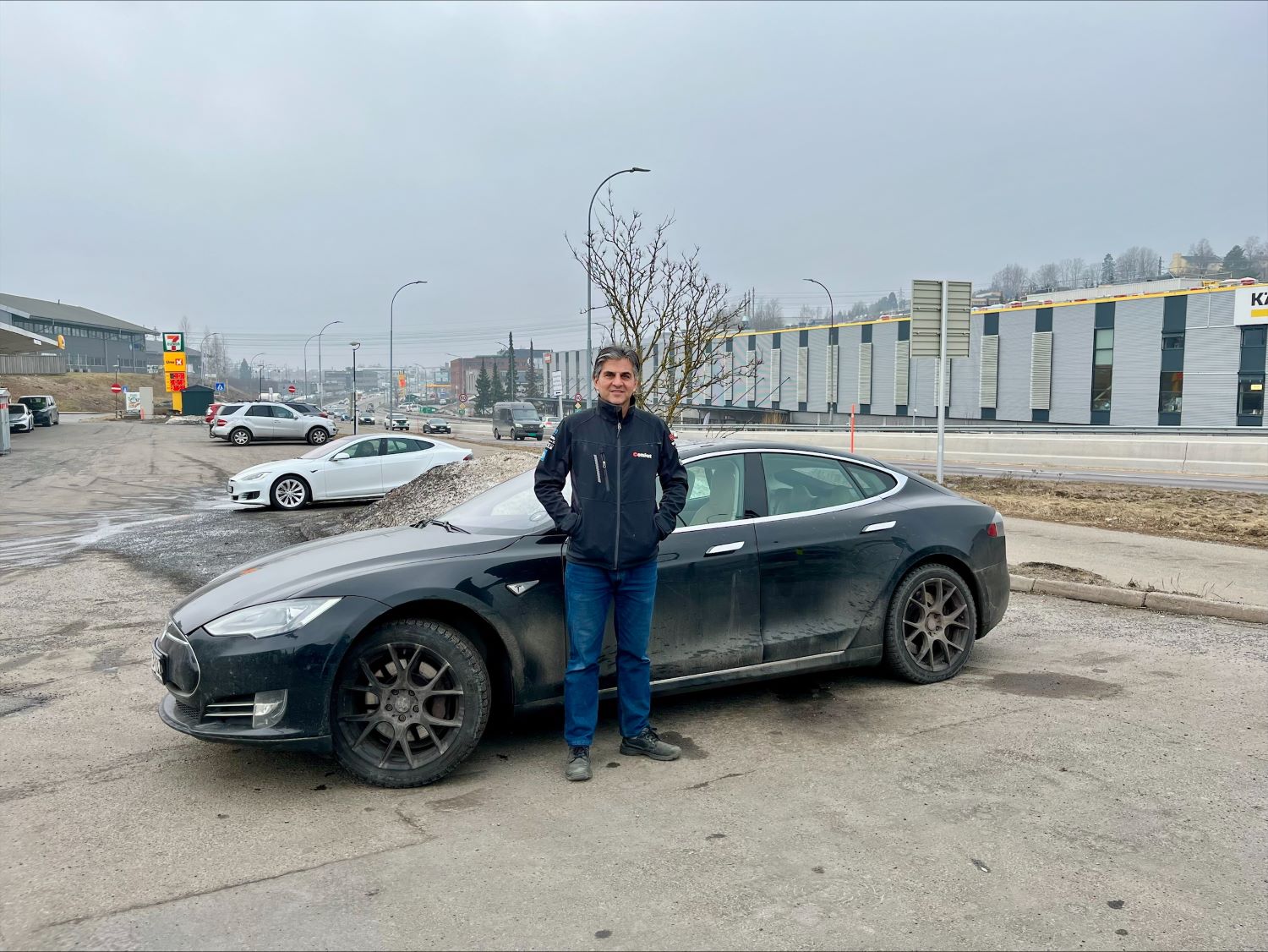 Tesla-eier med bilen 