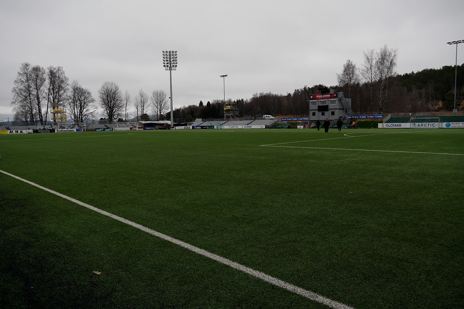 Utendørs fotballbane med grønt kunstgress