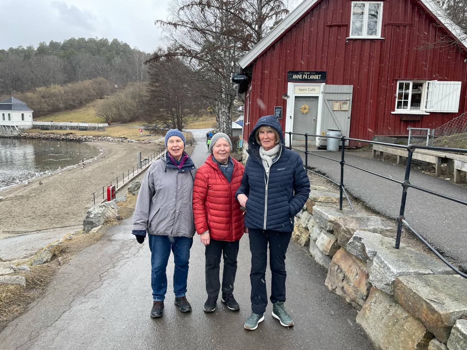 Tre gamle damer som står nede ved Vervenbukta på Søndre Nordsrtrand