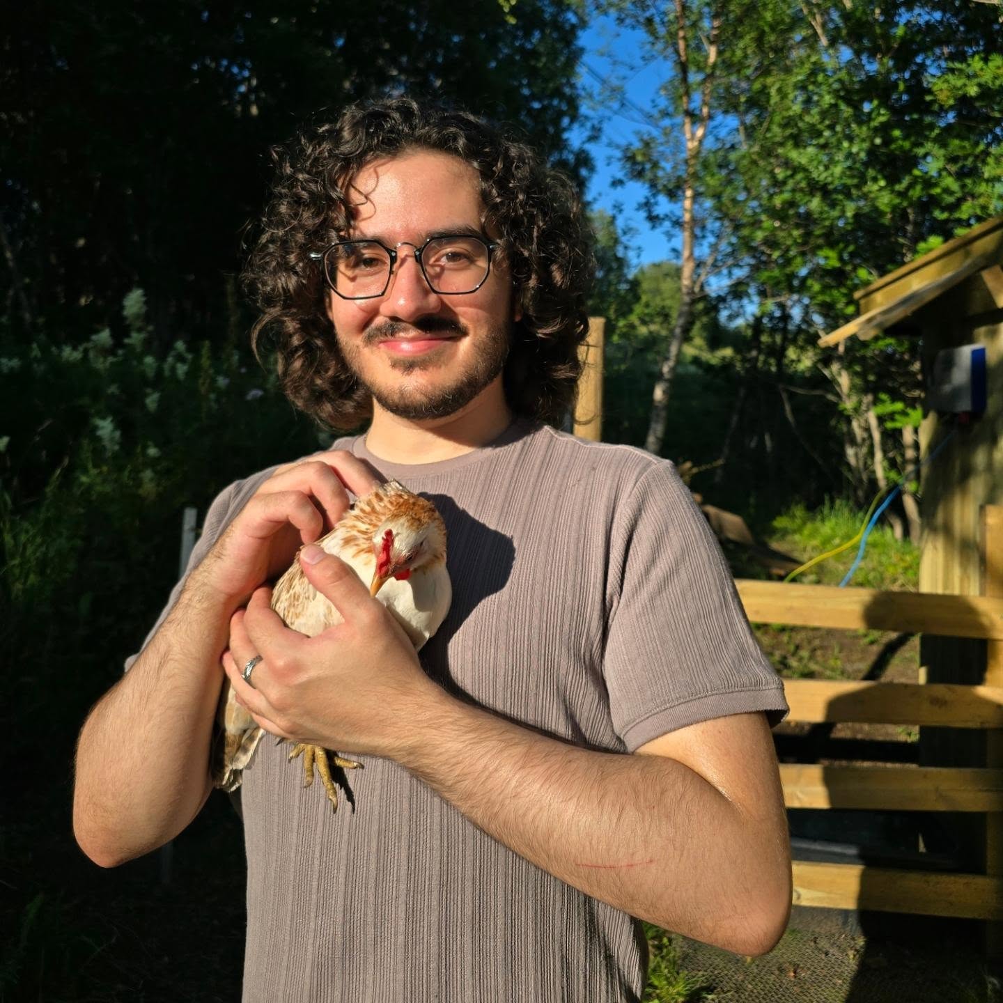 Jose De Pool holder en kylling på en bondegård