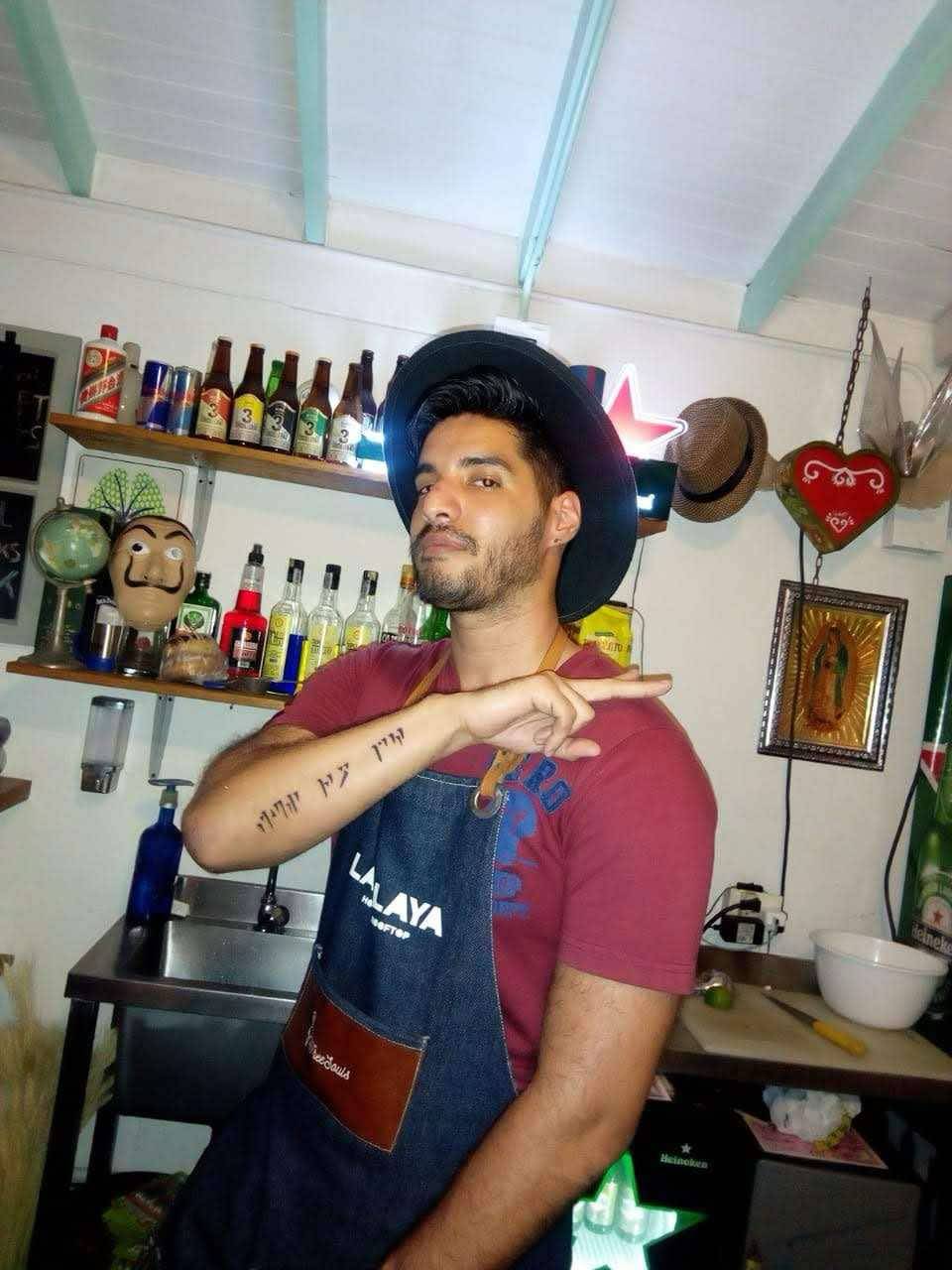 Raúl Moreno ikled forkle og panamahatt