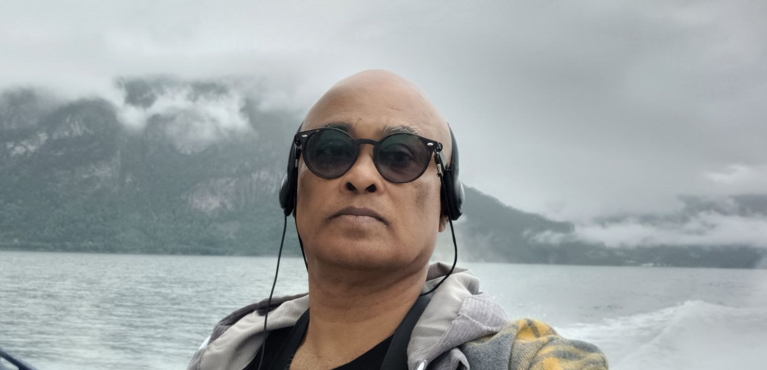Bangladeshisk mann i 60-årene med solbriller.