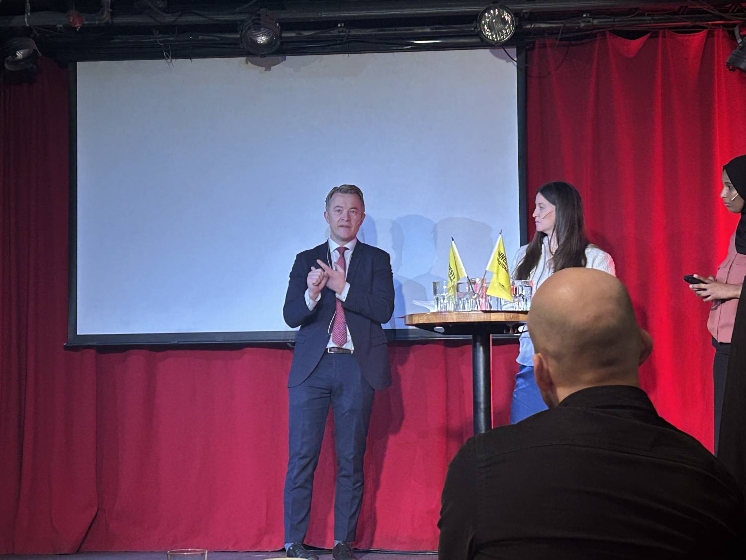 Utenriksministeren Kravik deltar på en debatt