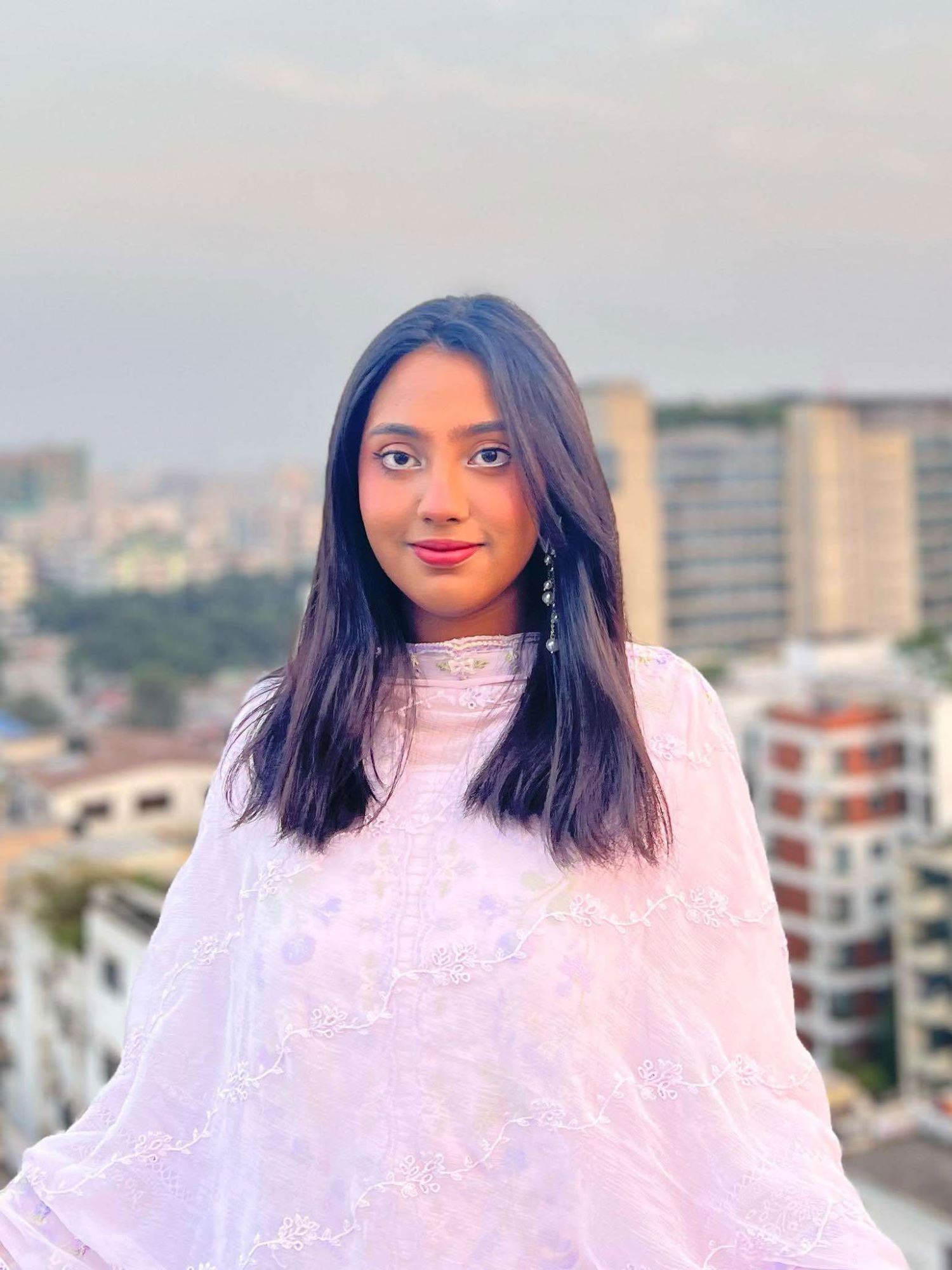 19-årig jente fra Bangladesh med lang svart hår