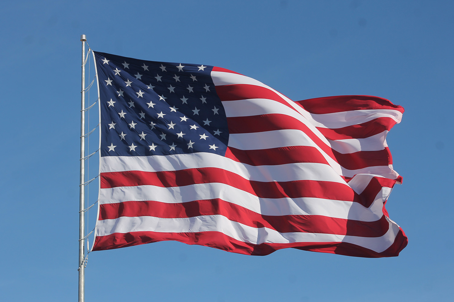 Amerikansk flagg som vaier i vinden.