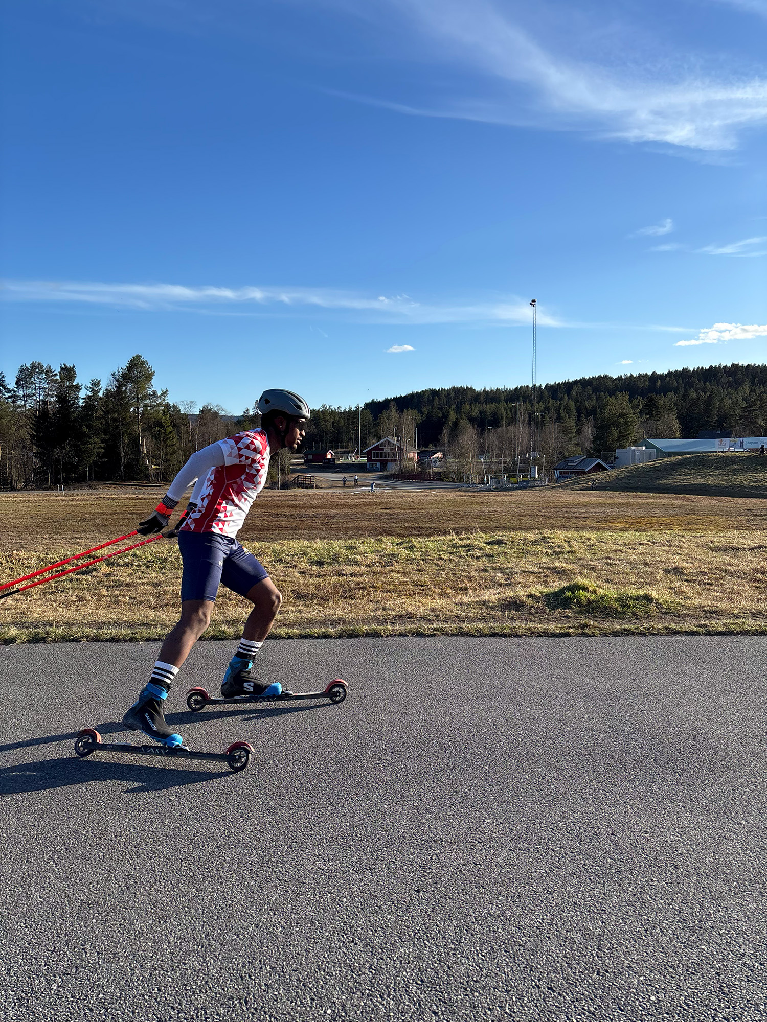 En gutt på rulleski fra siden