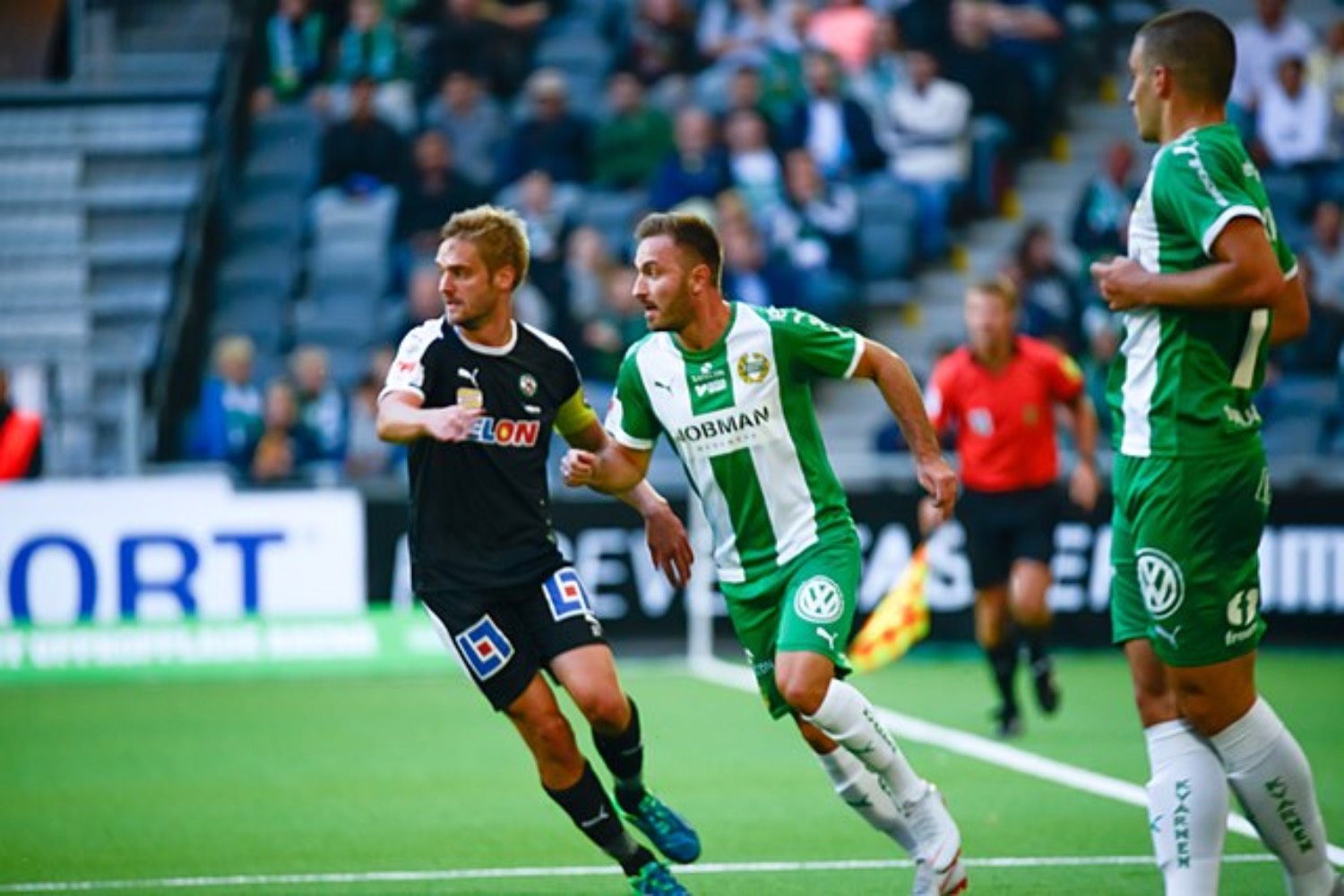 Fotballspillere på en bane som løper mot hverandre