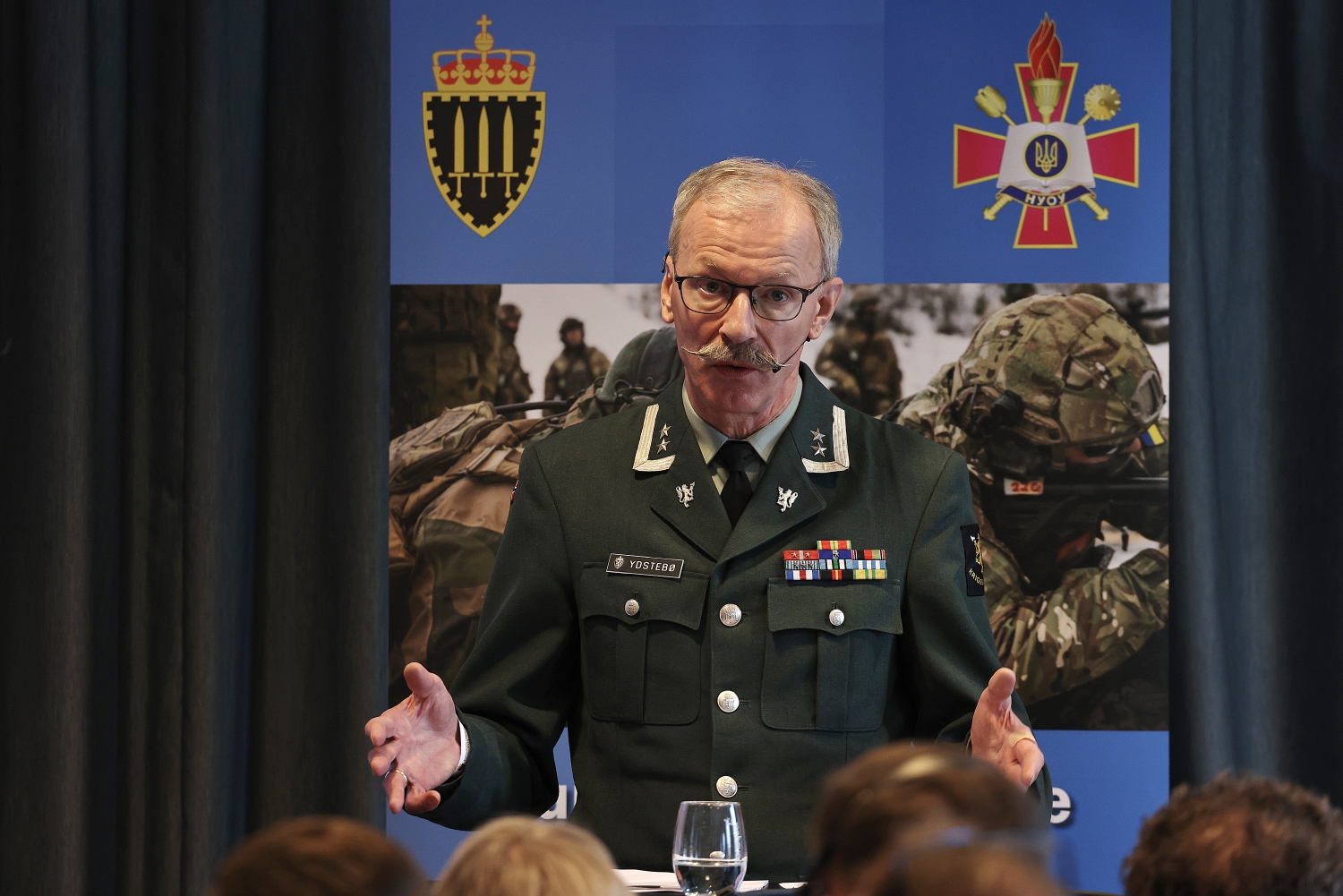 Mann med bart i militæruniform