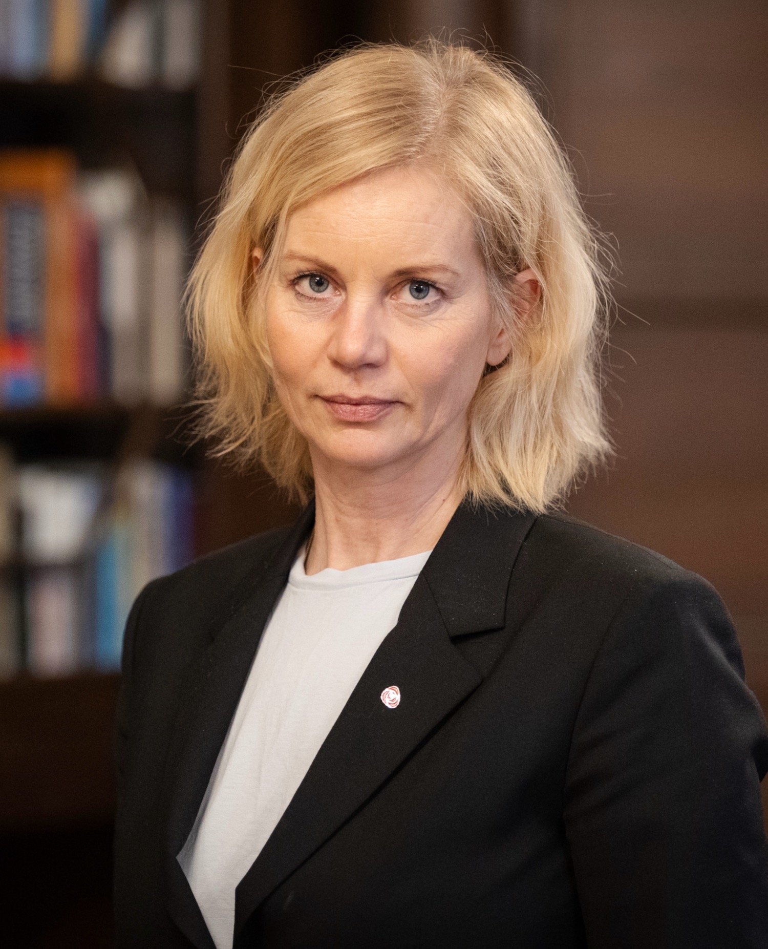 Sigrun Aasland ser alvorlig ut.