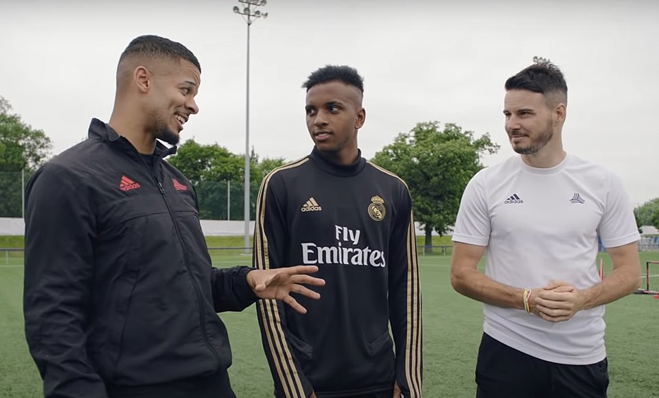 Rodrygo i et intervju på treningsfeltet.