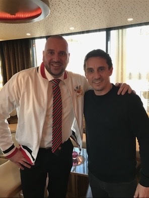 Jaran Engh poserer med United-legende Gary Neville.