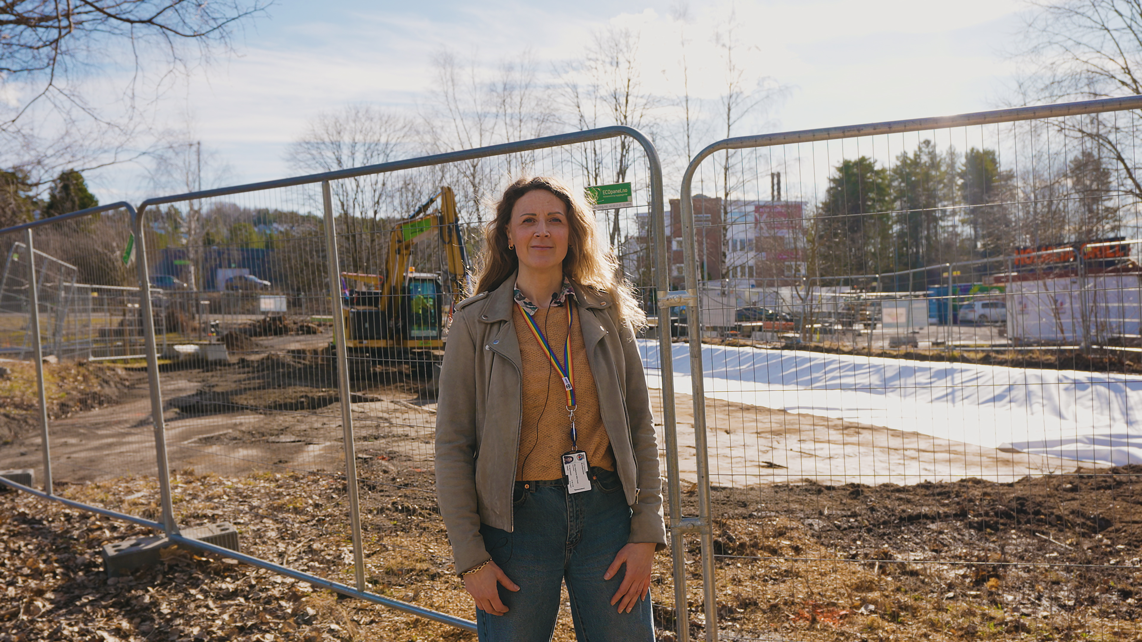 Bymiljøetatens prosjektleder for sørsiden skate- og aktivitetspark, foran byggeplassen på Holmlia.