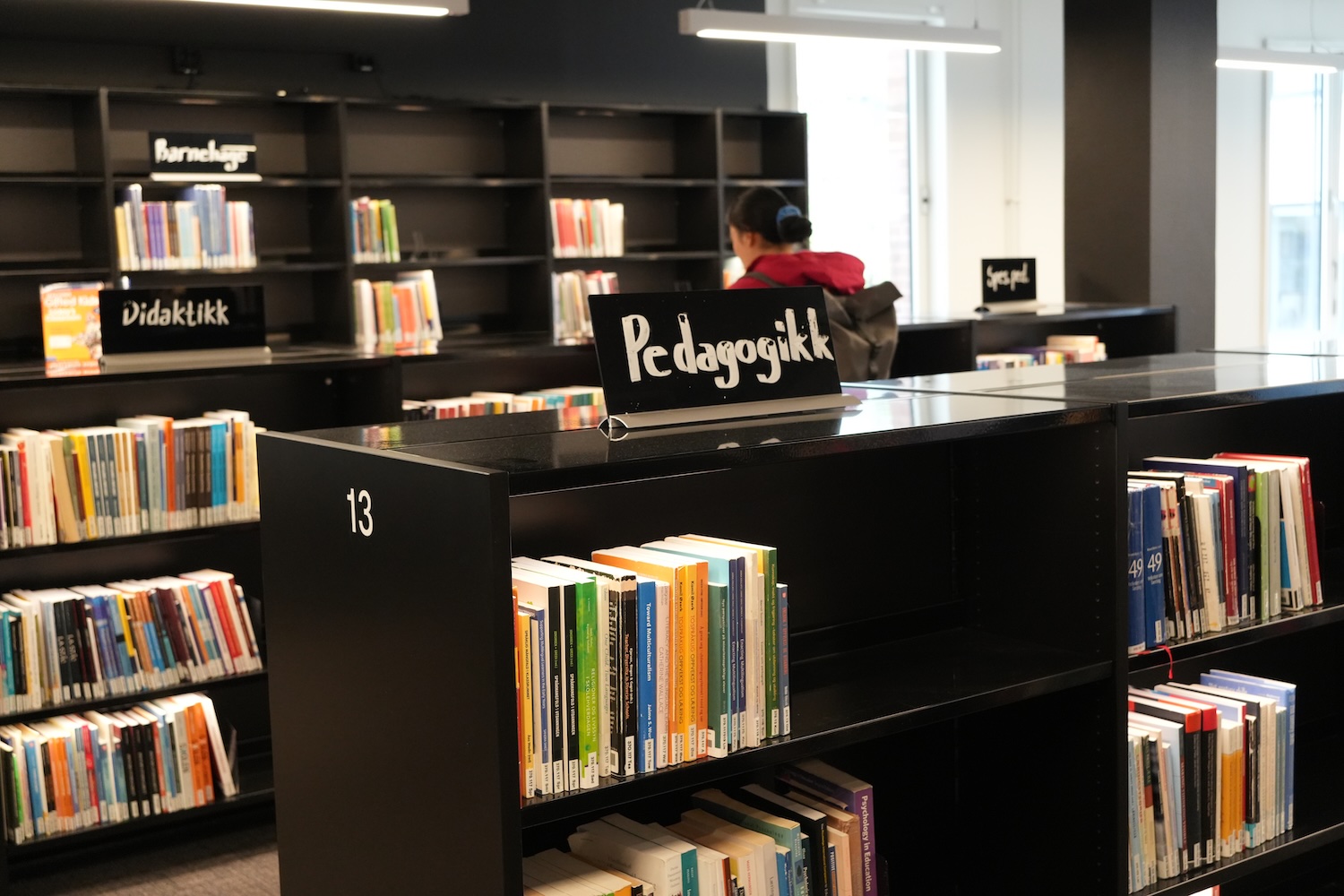 Bokhyller på biblioteket på OsloMet.
