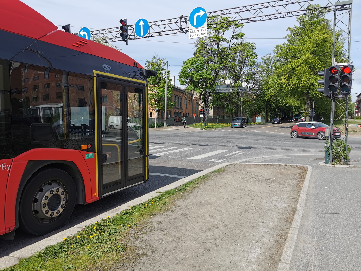 En buss står og venter på grønt lys
