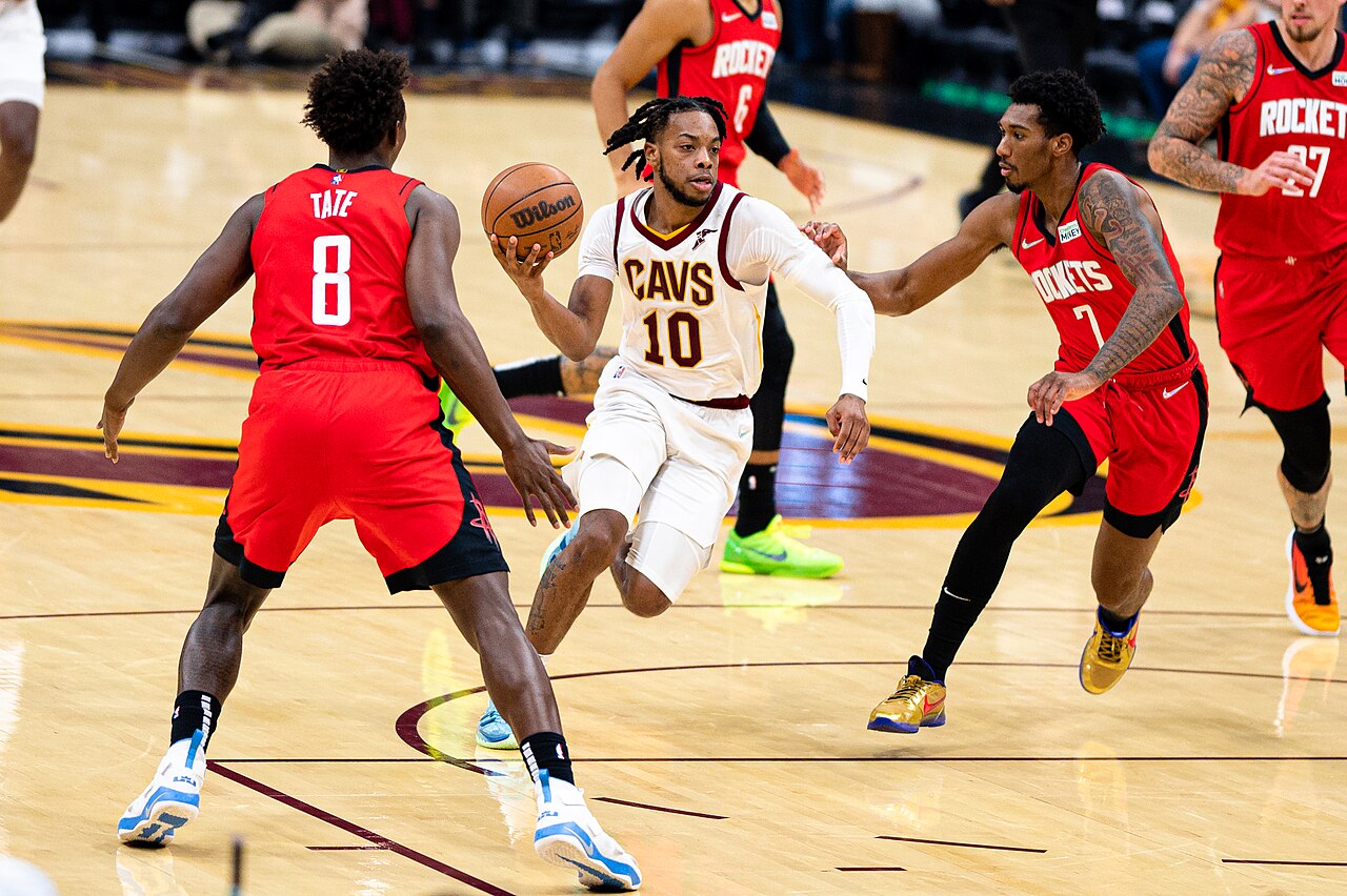 Darius Garland har vist seg å være stjernespilleren til Cavaliers. Her spiller han mot Houston.
