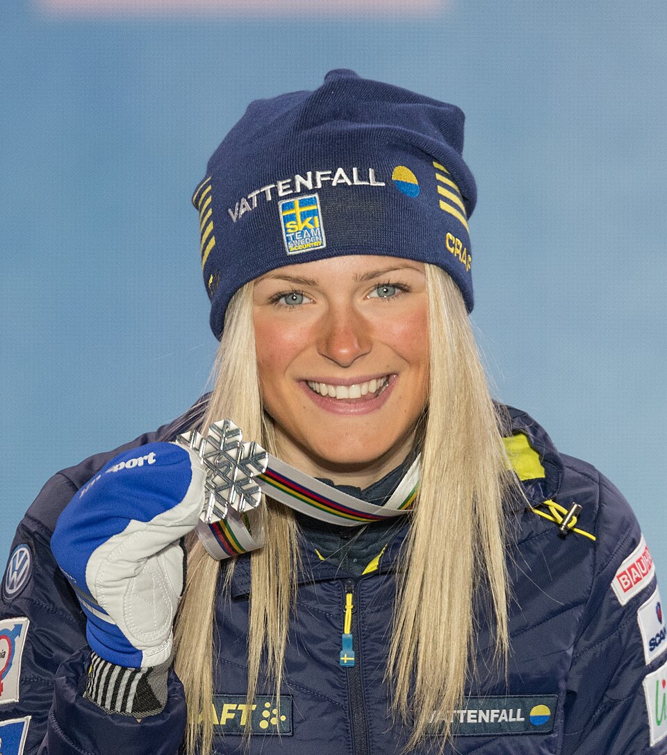 Frida Karlsson holder oppe sølvmedaljen.