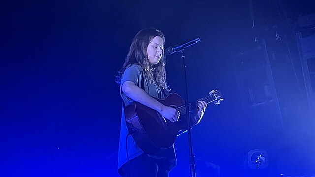Girl In Red spiller gitar og synger på scenen