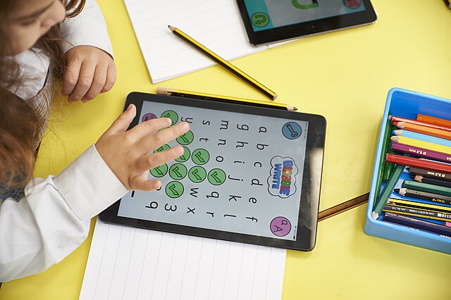 Barn med iPad i skolen