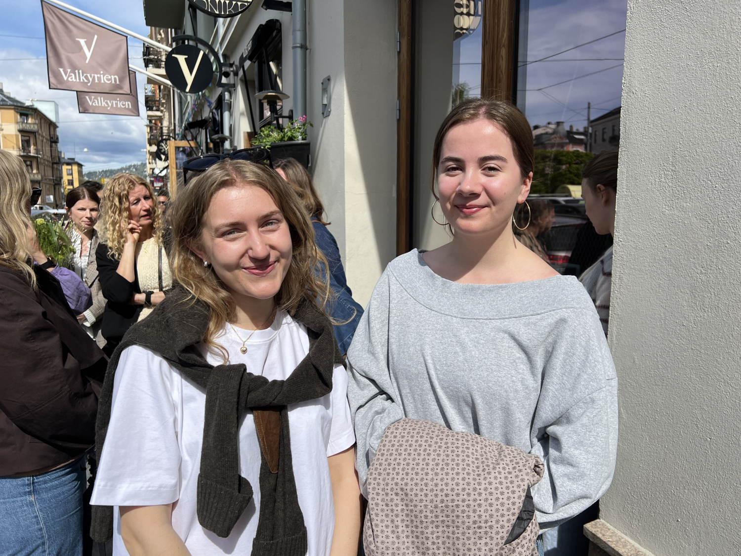 To venninner står i kø