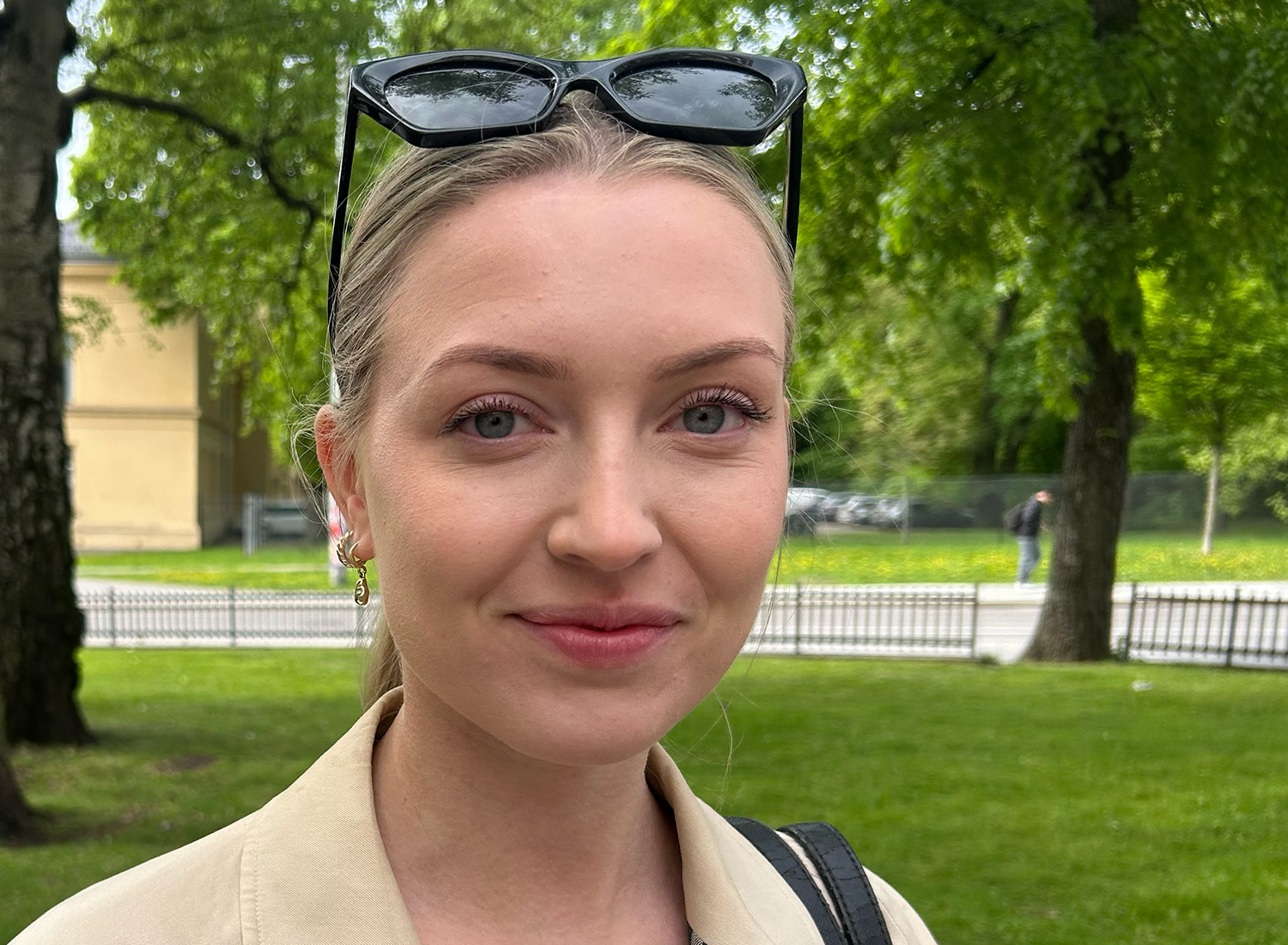 Ung dame som smiler til kamera.