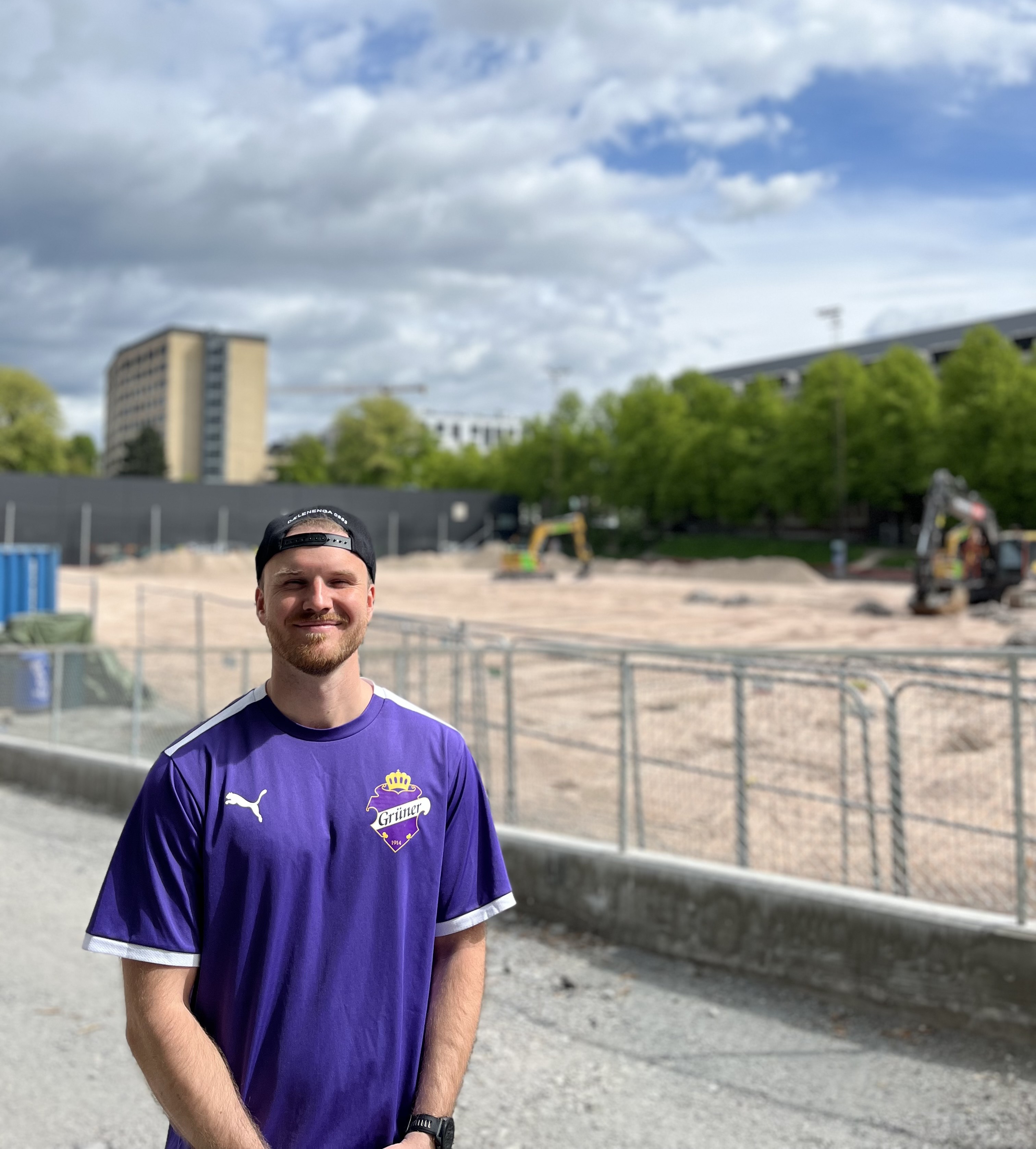 Johan Koudahl Nerland foran uferdig Dælenenga kunstgress