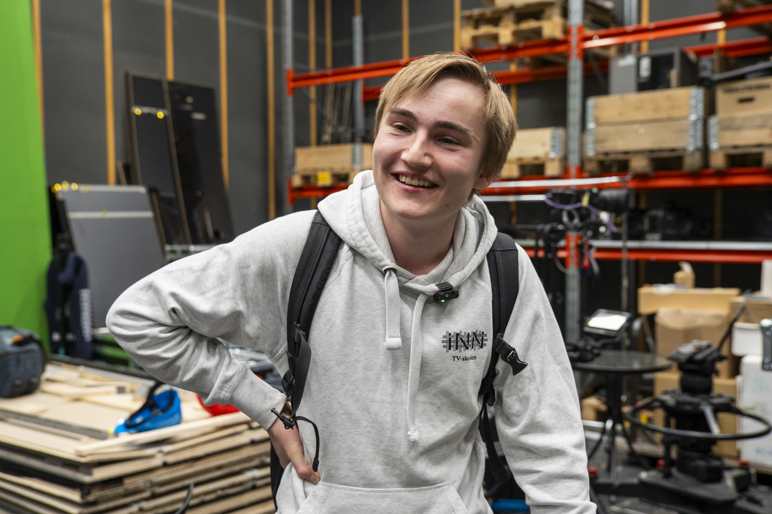Kristian står i studio og smiler