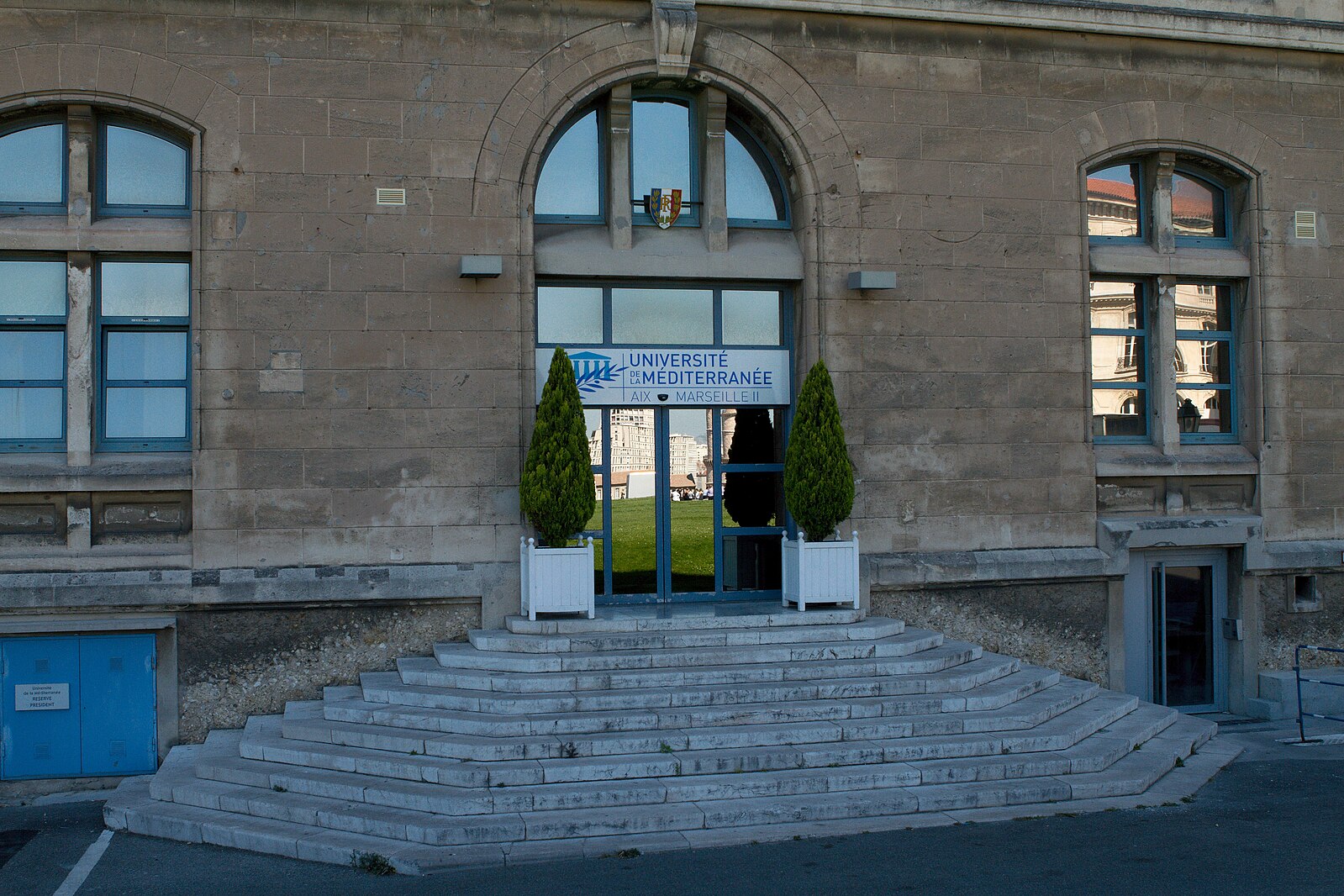 Trapp som leder til universitetsbygget i Aix-Marseille
