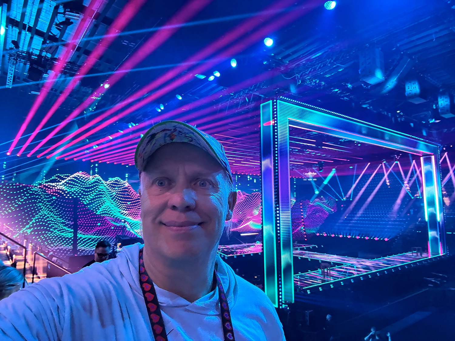 Morten Thomassen tar en selfie, med Eurovisionscenen i Basel i bakgrunnen