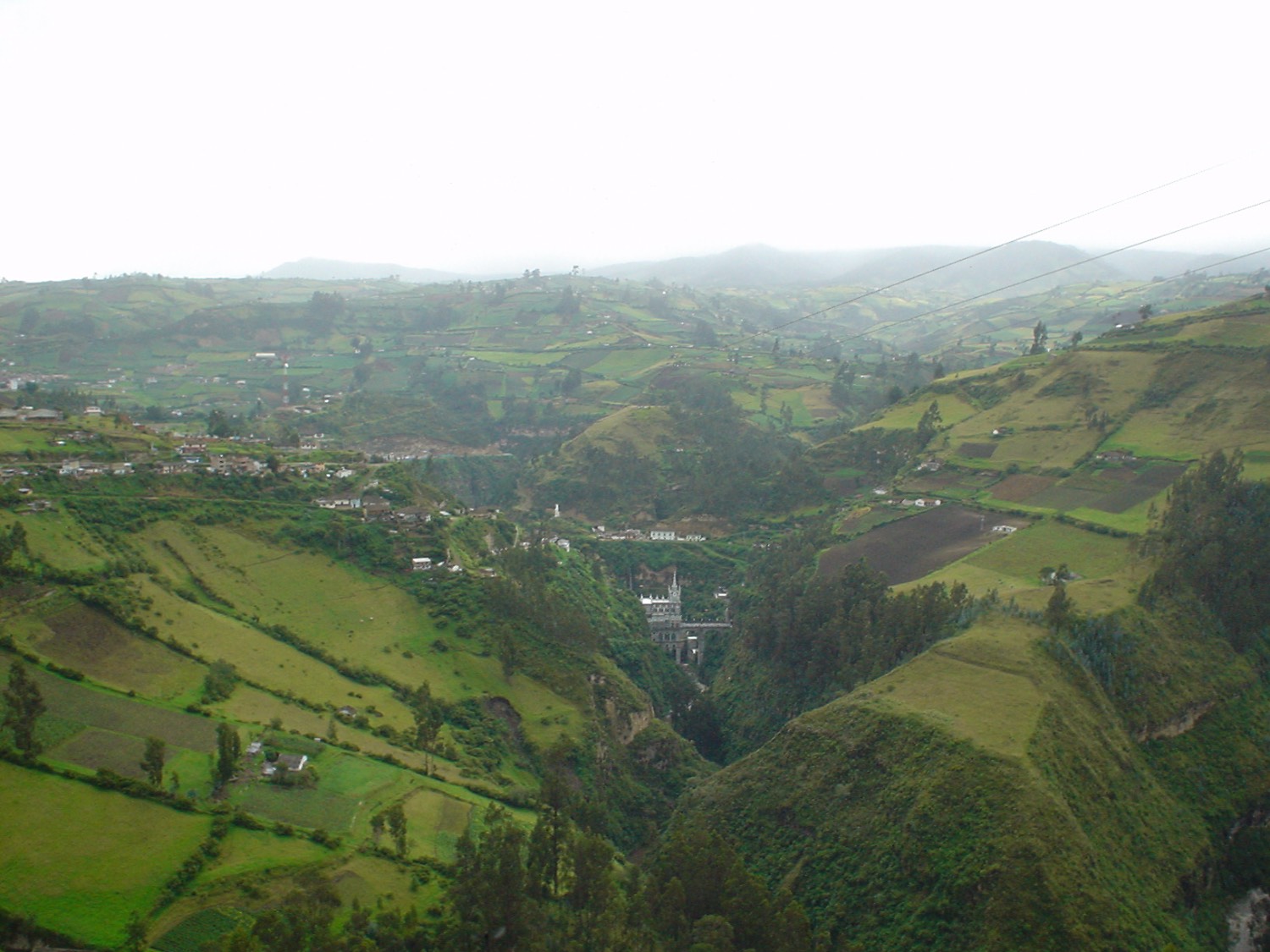 Bilde fra landsbygda i Colombia, mange grønne åkre og bratte bakker