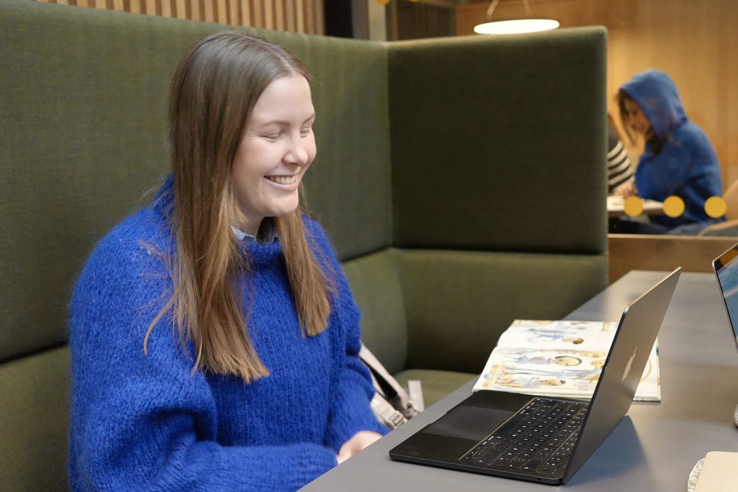 Synne Austefjord leser på datamaskinen
