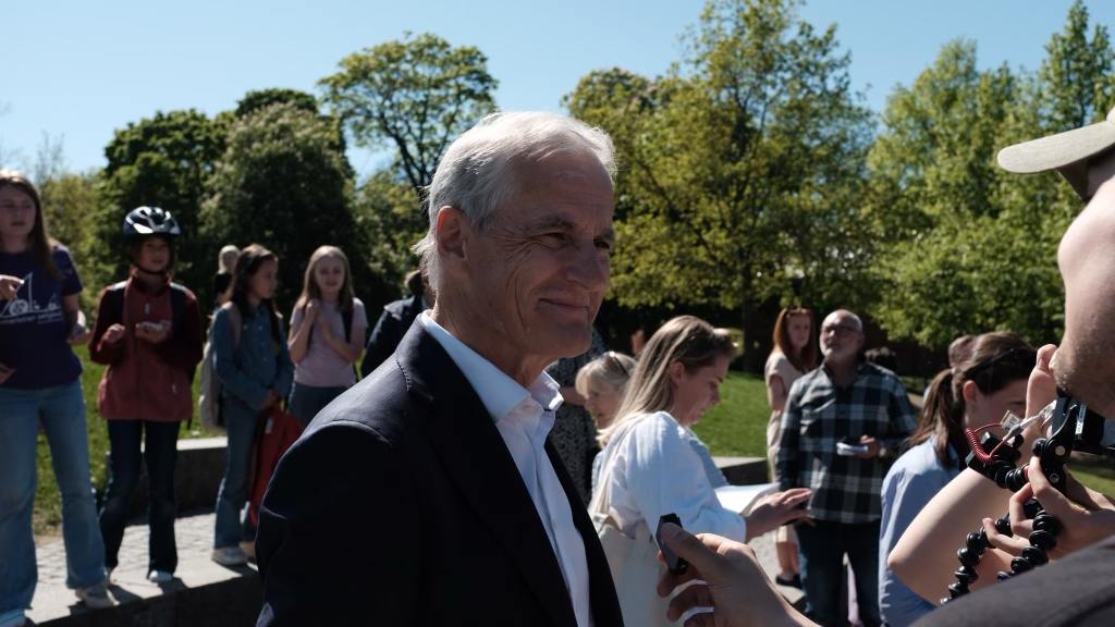 Jonas Gahr Støre blir intervjuet av Journalen.